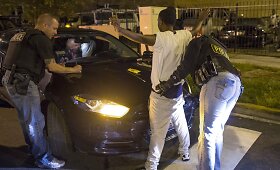 Čikagoje augant žmogžudysčių skaičiui pareigūnai sprendžia nelegalių ginklų problemą