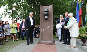 Kauno rajone atidengtas paminklas signatarui Pranui Dovydaičiui