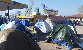 #Paskuipabėgėlius: Evzonų (Graikija) miestelio degalinėje besiglaudžiantys migrantai