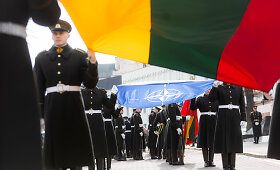 S.Daukanto aik&scaron;tėje vyko Lietuvos ir NATO vėliavų pakėlimo ceremonija