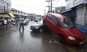 Brazilijoje staigūs potvyniai gatvėmis plukdė automobilius 