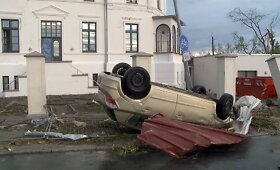 Vokietijoje viesulas plė&scaron;ė namų stogus, vartė automobilius