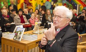 Algimanto Čekuolio knygos &bdquo;I&scaron; ko &scaron;aiposi pasaulis&ldquo; pristatymas