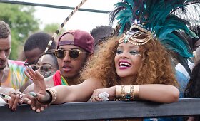 Barbadoso karnavale Rihanna linksminosi kartu su Lewisu Hamiltonu