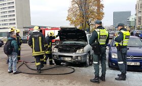 Vilniuje užsiliepsnojo stovintis automobilis