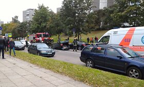 Sostinėje Vir&scaron;uli&scaron;kių g. apsivertė automobilis &bdquo;Opel Astra&ldquo;