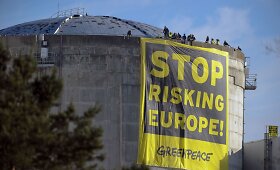 Prancūzijoje &bdquo;Greenpeace&ldquo; aktyvistai užsirop&scaron;tė ant atominės elektrinės reaktoriaus pastato