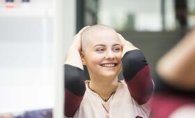Dėl sergančių vaikų Andrius Tapinas ir Ieva Krivickaitė nusiskuto galvas plikai