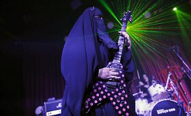 Sunkiojo metalo grupėje grojanti musulmonė Gisele Marie