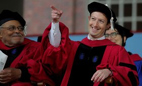 &bdquo;Facebook&ldquo; įkūrėjas Markas Zuckerbergas gavo Harvardo universiteto garbės diplomą