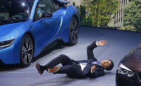 &bdquo;BMW&ldquo; generalinis direktorius nualpo pristatymo metu Frankfurte