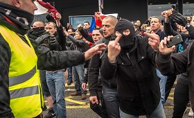 Europoje surengti prie&scaron; pabėgėlius nukreipti protestai