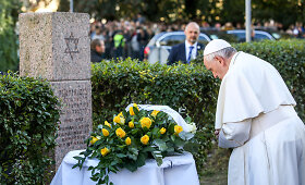 Popiežius meldžiasi buvusio Vilniaus geto vietoje