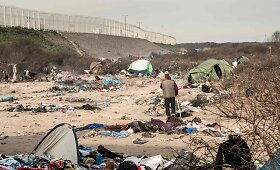 Migrantai i&scaron; žymiųjų Kalė &bdquo;džiunglių&ldquo; perkeliami į vagonėlius