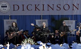 &bdquo;Bon Jovi&ldquo; staigmena Naujojo Džersio absolventams