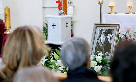 Atsisveikinantieji su Daliumi Mertinu  &scaron;v. Mi&scaron;iose Pilaitėje