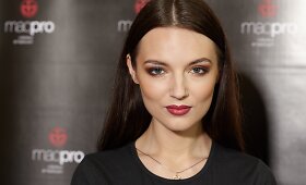 Simona Burbaitė ir Karolina Toleikytė pademonstravo vasaros makiažo idėjas