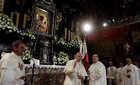 Lenkijoje vie&scaron;intis popiežius Pranci&scaron;kus meldėsi prie stebuklingu laikomo Juodosios Madonos paveikslo