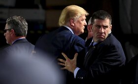 Nesklandumai D.Trumpo mitinge: ant scenos puolė Slaptosios tarnybos agentai