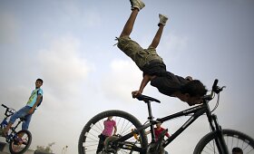 Gazos ruožo jaunuoliai užsiima ekstremaliu sportu