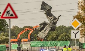 Rygoje demontuojamas sovietinis paminkas