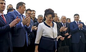 Radovano Karadžičiaus žmona ir dukra atidengia memorialinę lentą Bosnijoje ir Hercegovinoje