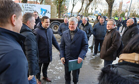 Ketvirtadienį &Scaron;ilutėje ir &Scaron;ilalėje vie&scaron;intį žemės ūkio ministrą Kęstutį Navicką pasitiko protestuojantys &scaron;ių rajonų ūkininkai