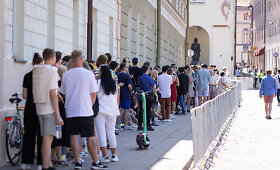 Žmonės renkasi prie Vilniaus universiteto laukdami Joe Bideno kalbos