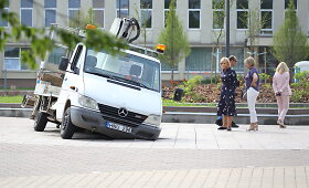 &Scaron;irvintų aik&scaron;tėje į fontaną įlūžo autobok&scaron;telis
