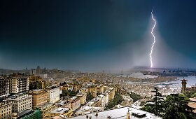 Įspūdinga audra ir viesulas Genujoje Italijoje