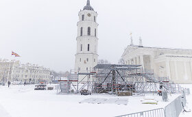 Katedros aik&scaron;tėje &ndash; pradėta statyti Kalėdinė eglė