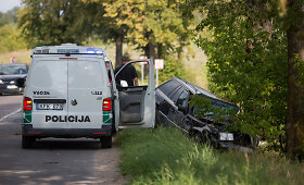 Kelyje Lentvaris - Trakai nuo kelio nulėkęs automobilis rėžėsi į medį