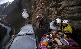 Nakvynė permatomose kapsulėse, kabančiose uolos vir&scaron;ukalnėje Peru