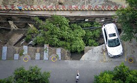 Kinijoje įgriuvusi stovėjimo aik&scaron;telė prarijo penkis automobilius 