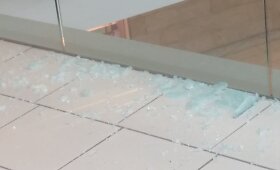 Prekybos centre &bdquo;Europa&ldquo; sudužo stiklo konstrukcija
