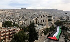 Vakarų Krante i&scaron;skleista 100 metrų ilgumo Palestinos vėliava