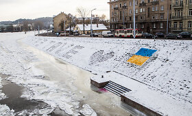 Vilniuje, Neries krante nupie&scaron;ta Ukrainos vėliava 