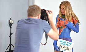 Manekenė Renee Somerfield i&scaron;sirengė nuogai dėl naujos PETA reklamos