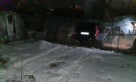 Nuo kelio nuvažiavęs automobilis Vilniuje atsidūrė &scaron;iltnamyje