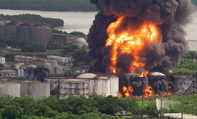 Brazilijos uostamiestyje užsiliepsnojo degalų saugyklos