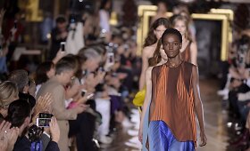 &bdquo;Stella McCartney&ldquo; 2016 m. pavasario-vasaros kolekcija: ry&scaron;ki, sporti&scaron;ka, atsipalaidavusi