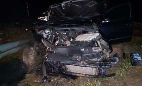 Joni&scaron;kio rajono geležinkelio pervažoje automobilis susidūrė su lokomotyvu