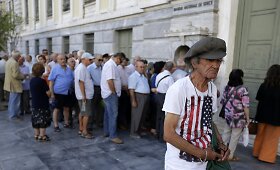 Po trijų savaičių duris atvėrusių bankų Atėnuose nusidriekė eilės
