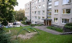 Vaikų žaidimo aik&scaron;telė prie daugiabučio Architektų gatvėje