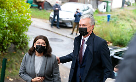 Prezidentas Gitanas Nausėda su pirmąja ponia Diana atvyko balsuoti LR Seimo rinkimuose