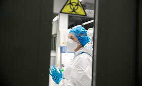 Darbas COVID-19 mėginių laboratorijoje