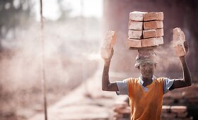 Darbas Banglade&scaron;o plytų fabrike &ndash; 1 euras už dieną