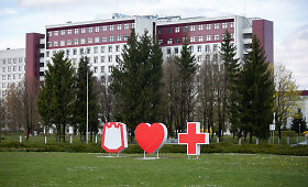 Padėkos medikams ženklas esantis žiedinėje sankryžoje prie Santaros klinikų