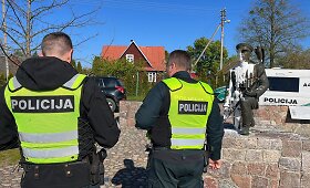 Merkinėje dažais apipiltas paminklas partizanų vadui Adolfui Ramanauskui-Vanagui