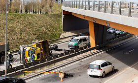 Vilniaus Vakariniame aplinkkelyje apvirto kranas